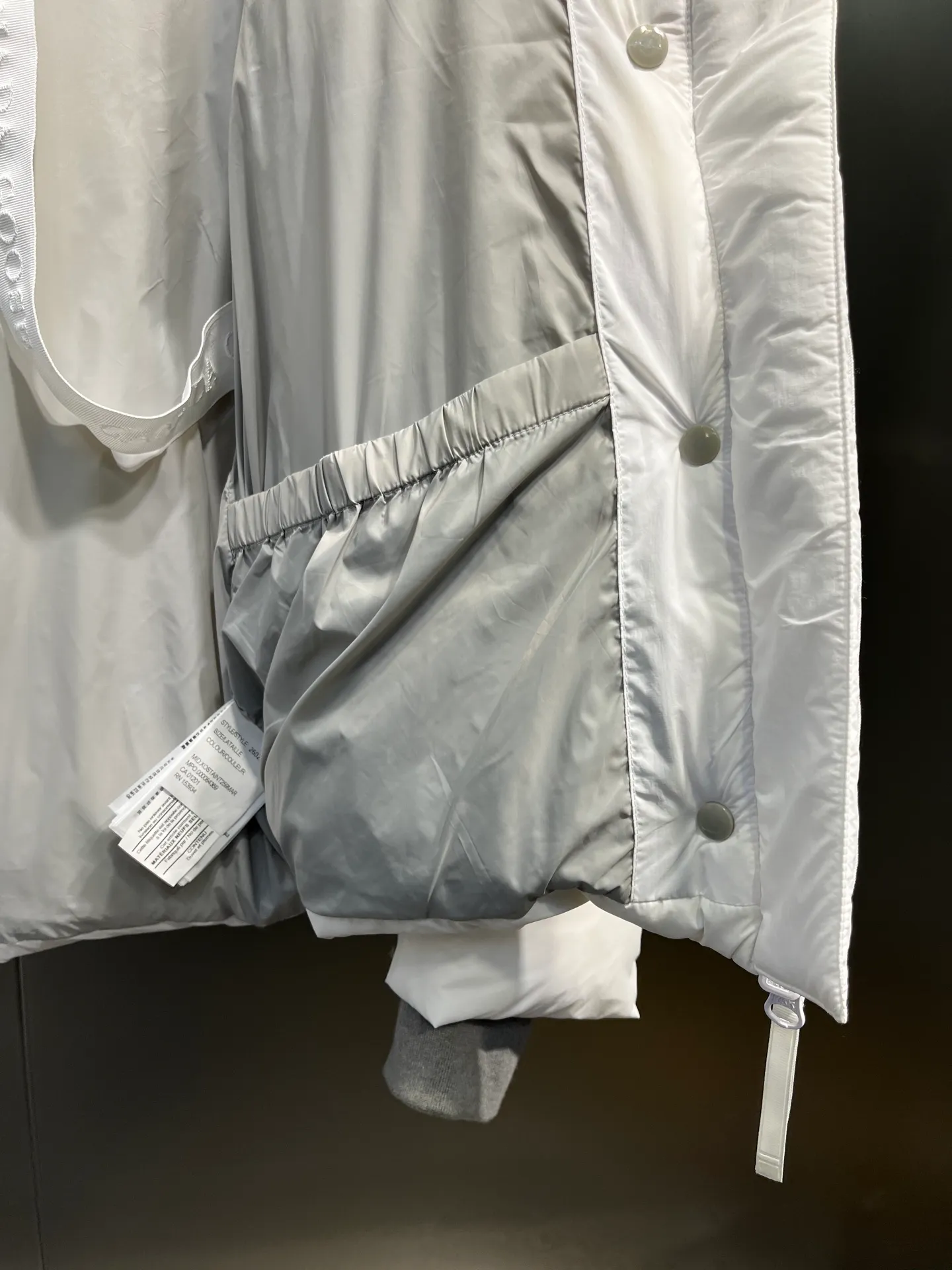 P740 Big Goose Capsule White Label Down Canada Goos* Canada Goose's new limited white label bread jacket, the same style for men and women, filled with 625 fill power white goose down, and the fabric has a satin feel. Suitable for wearing in spring and autumn in various cities, this model has a stand-up collar design, classic and versatile, and has good thermal insulation effect! Fabric + Features: ✅Fabric: 85% polyester, 15% cotton, windproof and waterproof ✅Lining: 100% polyester, windproof and waterproof ✅Filling: 80% pure white duck down, 20% pure white feathers ✅Fillness: 625 ✅Care instructions: Dry cleaning ✅Zipper: Genuine YKK two-way entrance zipper ✅TEI Temperature Feeling Index 1: Lightweight minus 5 degrees to 5 degrees Technology: ✅The fabric is made of CORDURA polyamide fabric, which is a new functional fabric and a leading technological product. The durability is 2 times higher than ordinary nylon fabric. Wear resistance, strong tear resistance, good hand feel and good color. ✅The liner is filled with imported 625 fill power 90 white duck down, the liner is reinforced with anti-runaway velvet liner, and the fly on the front center fly is designed with snap buttons to prevent ventilation and rain. Whether it is hiking, urban walking or polar exploration, this model can help you find the Cana that suits your body, activities and lifestyle. Color: pink, blue, black, white Size: xs-l